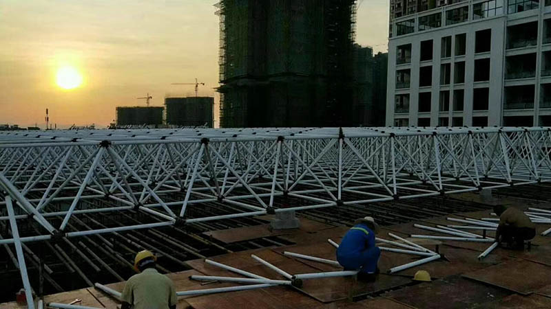 邛崃螺栓球网架安装现场